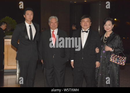 Hong Kong Schauspieler und Martial Artist Sammo Hung, zweite Straße links, und Regisseur Wong Jing, zweite rechts, besuchen 70. Geburtstag des Charles Heung Partei Stockfoto