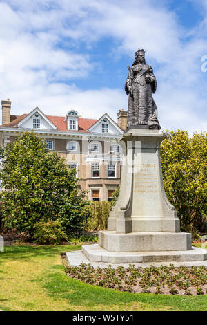 Eine Statue von Queen Victoria feiert ihr Diamond Jubilee 1897 vor priaulx Bibliothek, Candie Gardens, St Peter Port, Guernsey, Channel Insel Stockfoto