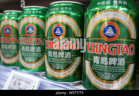 - - - - Dosen von der Tsingtao Beer sind für den Verkauf in einem Supermarkt in Changzhou, Provinz Jiangsu, China vom 31. Oktober 2018. Chu Liangjing noch r Stockfoto