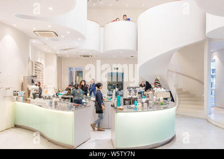 Innenansicht eines Cafe mit weißer Farbe auf der West Nanjing Road in Shanghai, China, 13. Dezember 2018. Stockfoto