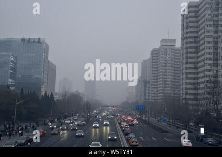 Autos fahren auf der Straße in schweren Smog in CBD (Central Business District) in Peking, China, 2. Dezember 2018. Insgesamt 79 chinesischen Städten haben Triggere Stockfoto