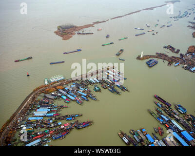 In diesem Luftbild, Tausende von Schiffen Raffung am See Hongze in Ningbo City, der ostchinesischen Provinz Jiangsu, 4. Dezember 2018. Stockfoto