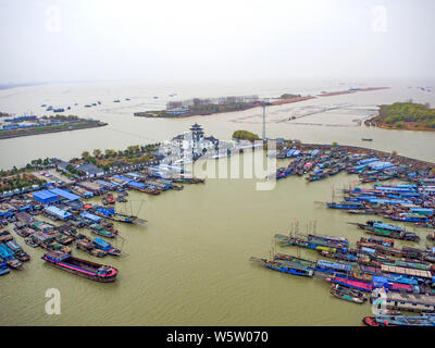 In diesem Luftbild, Tausende von Schiffen Raffung am See Hongze in Ningbo City, der ostchinesischen Provinz Jiangsu, 4. Dezember 2018. Stockfoto