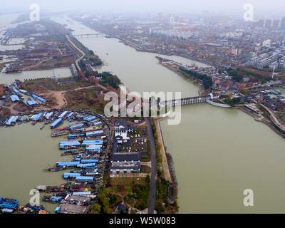 In diesem Luftbild, Tausende von Schiffen Raffung am See Hongze in Ningbo City, der ostchinesischen Provinz Jiangsu, 4. Dezember 2018. Stockfoto