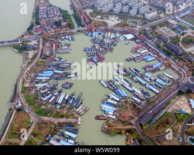 In diesem Luftbild, Tausende von Schiffen Raffung am See Hongze in Ningbo City, der ostchinesischen Provinz Jiangsu, 4. Dezember 2018. Stockfoto