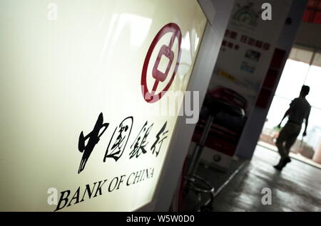 ---- Einen Fußgänger an eine Filiale der Bank of China (BOC) in Ji'Nan, der ostchinesischen Provinz Shandong, 15. Juli 2016. Bank of China Ltd. unterzeichnen Stockfoto