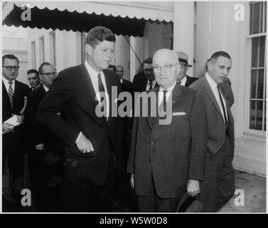 Foto: Präsident John F. Kennedy mit dem ehemaligen Präsidenten Harry S. Truman im Weißen Haus. Stockfoto