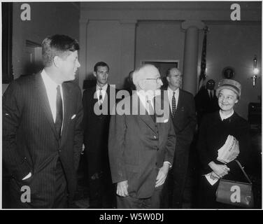 Foto: Präsident John F. Kennedy mit dem ehemaligen Präsidenten Harry S. Truman, während Truman's Besuch im Weißen Haus. Stockfoto