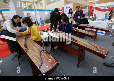 Vertreterinnen und Vertreter aus der ganzen Welt nehmen an der 13 Konfuzius-institut Konferenz in Chengdu, Provinz Sichuan im Südwesten Chinas, 3. Dezember Stockfoto