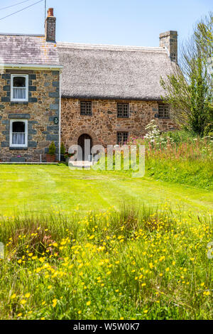 Typische Architektur der Insel-les-Caches Farm, Les Villets, Guernsey, Kanalinseln, Großbritannien - Neue farm Mitte des 19 C auf der linken Seite - ein alter Bauernhof aus dem 15 C auf der rechten Seite Stockfoto