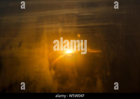 An diesem ersten Tag des Jahres, erhebt sich die Sonne wieder und durch eine Kondensation Effekt, der Nebel die Spreads am Fenster einen schönen Soft Focus zu erstellen. Stockfoto