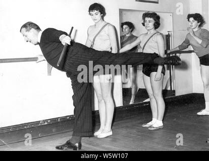 Foto muss Gutgeschrieben © Alpha werden Drücken Sie050000(1956) Andrew Hardie demonstrieren Ballett Übungen zu weiblichen Athleten an der Königlichen Akademie des Tanzes in London. Stockfoto