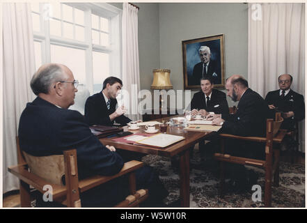 Foto von Präsident Reagan und der Generalsekretär Gorbatschow treffen in Hofdi Haus während der Gipfel von Reykjavik. Stockfoto