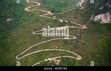 Luftaufnahme der Gebirgsstrasse um Berge in Du' ein Yao autonomen Grafschaft, Hechi City, South China Guangxi Zhuang autonomen Region, 18. Stockfoto