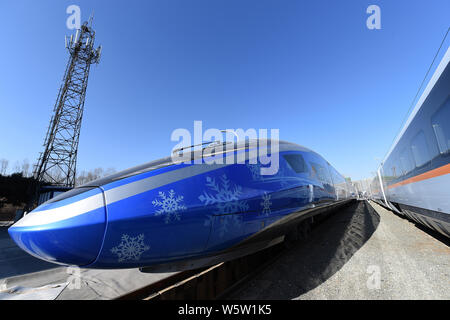 Einer der neu entwickelten Fuxing Hochgeschwindigkeitszüge ist bei einer Ausstellung in Peking, China, 25. Dezember 2018. Drei neue Arten von im Inland devel Stockfoto