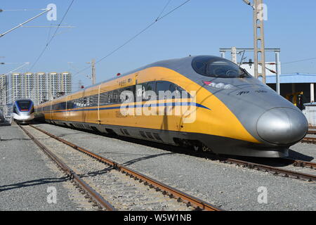 Einer der neu entwickelten Fuxing Hochgeschwindigkeitszüge ist bei einer Ausstellung in Peking, China, 25. Dezember 2018. Drei neue Arten von im Inland devel Stockfoto