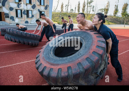 Mitglieder der Chengdu Heibao SWAT-Team nehmen Sie teil an einer Schulung zu einem Trainingslager in Chengdu City, im Südwesten Chinas Provinz Sichuan, 3 Deze Stockfoto