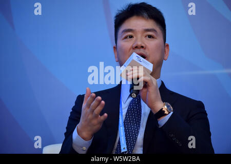 ------ Richard Liu Qiangdong, Vorsitzender und CEO von JD.com, besucht eine Forum während des Zweiten Welt Internet Konferenz, auch als Wuzhen Gipfel bekannt, in W Stockfoto