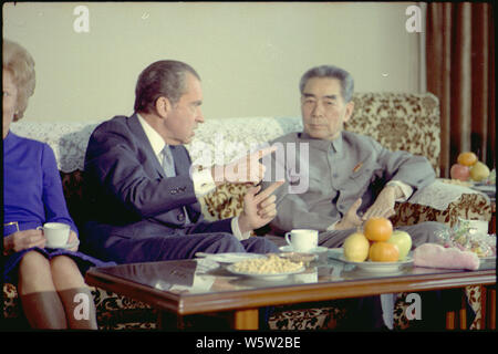 Foto von Präsident Richard Nixon und Premier Chou En-lai; Umfang und Inhalt: Original Bildunterschrift: Präsident Nixon und Premier Chou-En-lai Kaffee im Gästehaus des Präsidenten der Ankunft in Peking genießen. Stockfoto