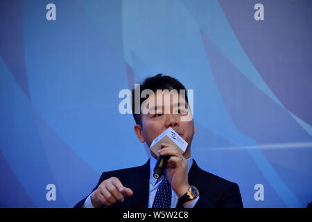 ------ Richard Liu Qiangdong, Vorsitzender und CEO von JD.com, besucht eine Forum während des Zweiten Welt Internet Konferenz, auch als Wuzhen Gipfel bekannt, in W Stockfoto