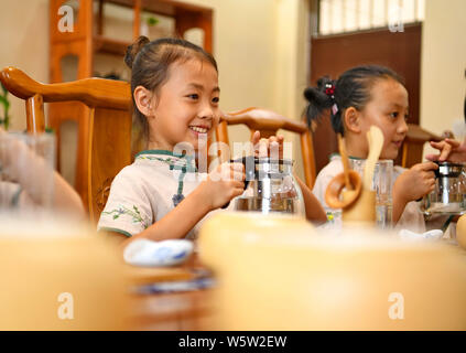 Shijiazhuang, Provinz Hebei Provinz Chinas. 30. Juli, 2019. Kinder lernen die Kunst des Kaffee während der Sommerferien Workshop in ein extra-curriculares activity center in Laoting County, im Norden der chinesischen Provinz Hebei, 30. Juli 2019. Credit: Yang Shiyao/Xinhua/Alamy leben Nachrichten Stockfoto