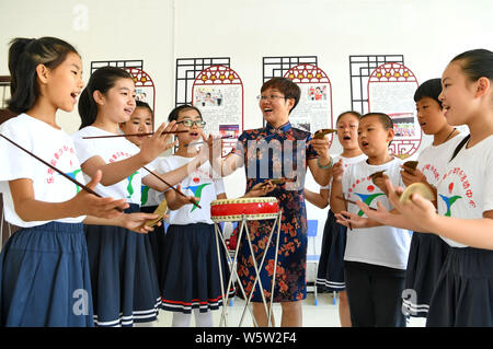 Shijiazhuang, Provinz Hebei Provinz Chinas. 30. Juli, 2019. Kinder lernen zu spielen eine lokale während der Sommerferien Workshop in ein extra-curriculares activity center in Laoting County, im Norden der chinesischen Provinz Hebei, Juli 30, 2019 drum. Credit: Yang Shiyao/Xinhua/Alamy leben Nachrichten Stockfoto