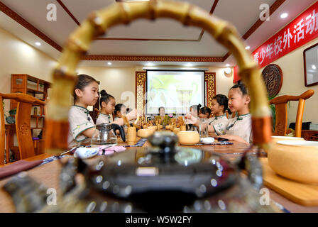 Shijiazhuang, Provinz Hebei Provinz Chinas. 30. Juli, 2019. Kinder lernen die Kunst des Kaffee während der Sommerferien Workshop in ein extra-curriculares activity center in Laoting County, im Norden der chinesischen Provinz Hebei, 30. Juli 2019. Credit: Yang Shiyao/Xinhua/Alamy leben Nachrichten Stockfoto