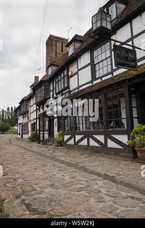 Original 1400s und Tudor Gebäude und Gehsteig entlang Biddenden High Street in Kent, England Stockfoto