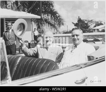 Foto von Präsident Truman und Gouverneur Jesus Pinero von Puerto Rico in Ihrem Auto als ihre wagenkolonne fährt Aguas Buenas für San Juan. Stockfoto