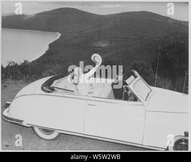 Foto von Präsident Truman und Gouverneur William Hastie in ihr Auto bei Drake's Seat, einem Felsvorsprung über Magens Bay, auf der Insel St. Thomas. Stockfoto