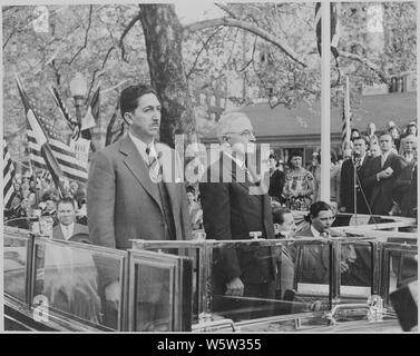 Foto von Präsident Truman und Präsident Miguel Aleman von Mexiko an einem begrüßungszeremonie im Bezirk Gebäude in Washington. Stockfoto