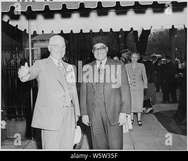 Foto von Präsident Truman und Ministerpräsident Liaquat Ali Khan von Pakistan in Washington während des Ministerpräsidenten Besuch in den Vereinigten Staaten. Stockfoto