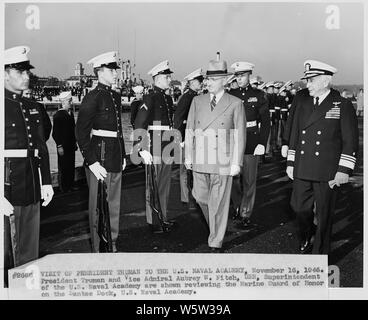 Foto von Präsident Truman und Vice Admiral Aubrey Fitch, Betriebsleiter der US Naval Academy, die Überprüfung der Marine Ehrengarde auf der Santee Dock der Naval Academy. Stockfoto