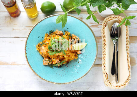 Tagliatelle mit Lachs in Sahnesauce, mit Zusatz von Weißwein Stockfoto