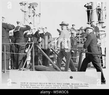 Foto von Präsident Truman und Vice Admiral Aubrey Fitch an Bord eines U-Bootes geleitet wird, die U.S.S. TUSK, während der Präsident Besuch der U.S. Naval Academy. Stockfoto