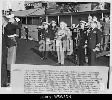 Foto von Präsident Truman und seine Partei empfangenden Ehren, wie sie von Yacht des Präsidenten aussteigen, die U.S.S. WILLIAMSBURG, an der U.S. Naval Academy: (von links nach rechts) Captain Sam Fletcher, USMC; Vice Admiral Aubrey Fitch, Betriebsleiter der Naval Academy; Captain Jesse Wallace, Stabschef, Severn River Naval Command; der Präsident; Sekretär der Marine James Forrestal (teilweise verdeckt) Flotte Admiral William Leahy; Pressesprecher Charles Ross; Captain James Foskett, Naval Berater des Präsidenten; Hausadjutant Edwin Locke, Jr. (teilweise verdeckt); Allgemeine Harry Vaughan, M Stockfoto