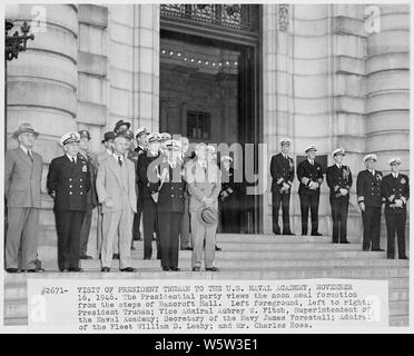 Foto von Präsident Truman und seine Partei das Mittag essen Bildung der Midshipmen Überprüfung von den Stufen der Bancroft Hall, während der Präsident Besuch der U.S. Naval Academy: (vordere Reihe, von links nach rechts) der Präsident; Vice Admiral Aubrey Fitch; Sekretär der Marine James Forrestal; Fleet Admiral William D. Leahy; Pressesprecher Charles Ross. Stockfoto