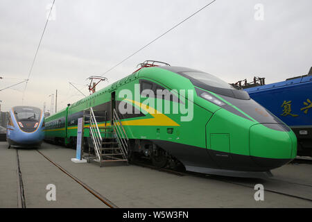 Die CR200 J Fuxing Bullet Train zentral elektrische Triebzüge (EMUs) mit einer maximalen Geschwindigkeit von 160 km/h angetrieben wird auf dem Display während der China Stockfoto