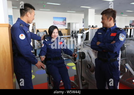 Chinesische Offiziere aus der Anti-Terror und SWAT-Team von Beijing Public Security Bureau, die 6 Goldmedaillen bei der 2. Welt Polizei Pistole Sh gewonnen Stockfoto