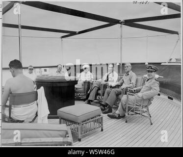 Foto von Präsident Truman und andere Entspannung auf dem Achterdeck der U.S.S. WILLIAMSBURG während Ferien Kreuzfahrt nach Key West, Florida: (von links nach rechts) Gen. Robert Landry (zurück in die Kamera); John R. Steelman; Charles Murphy; der Präsident; Admiral Robert Dennison; Charles Ross; Commander Donald MacDonald. Stockfoto