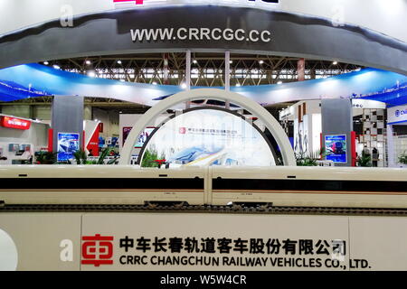 ---- Blick auf den Stand von Crrc (China Eisenbahnrollmaterial Corporation) während der Expo in Wuhan City, der Provinz Hubei in Zentralchina, 2. Dezember 2 Stockfoto