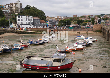 Boote in der Marina am Hafen von Folkestone Kent Stockfoto