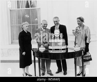 Foto von Präsident Truman im Weißen Haus empfangen eine Spieluhr und zwei Kandelaber, ein Geschenk für die renovierte White House von Henri Bonnet, der französische Botschafter in den Vereinigten Staaten vorgelegt, in Namen des französischen Präsidenten Vincent Auriol, wie Frau Truman und Madame Motorhaube auf. Stockfoto