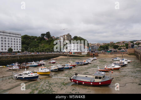 Boote in der Marina am Hafen von Folkestone Kent Stockfoto