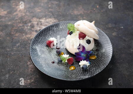 Meringue mit Sahne und Früchten. Süße Nachspeise. Stockfoto