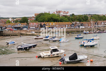 Boote in der Marina am Hafen von Folkestone Kent Stockfoto