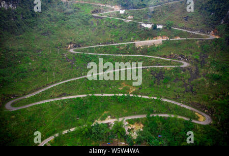 Luftaufnahme der Gebirgsstrasse um Berge in Du' ein Yao autonomen Grafschaft, Hechi City, South China Guangxi Zhuang autonomen Region, 18. Stockfoto