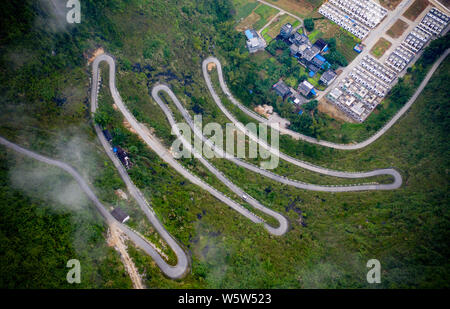 Luftaufnahme der Gebirgsstrasse um Berge in Du' ein Yao autonomen Grafschaft, Hechi City, South China Guangxi Zhuang autonomen Region, 18. Stockfoto