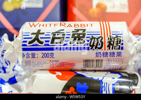 ---- White Rabbit Creamy Candies sind für den Verkauf in einem Laden in Shanghai, China, 17. März 2016. Warner Brothers' Bugs Bunny kann leicht seine fe Überstrahlen Stockfoto