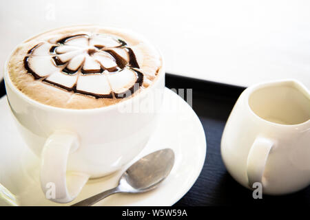 Latte Kaffee Kunst verkleiden sich auf weiche Blase Creme top bereit auf dem Tisch zu trinken Stockfoto
